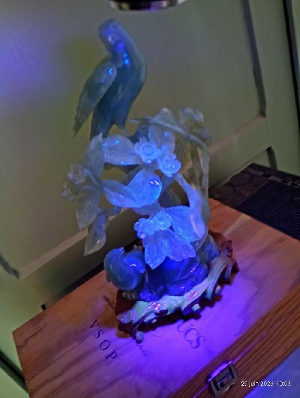 oiseaux sur sa branche d'arbre en jade sculpt&eacute; 