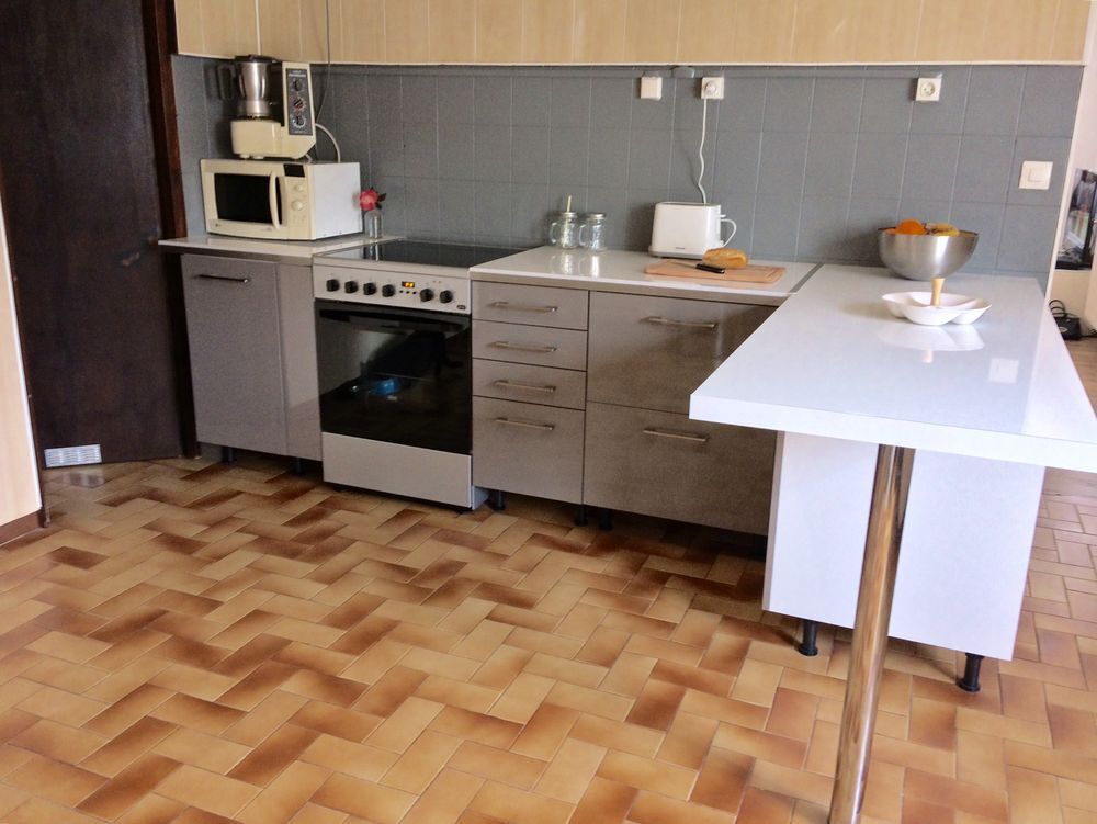 Tr&egrave;s belle cuisine + cuisini&egrave;re Meubles