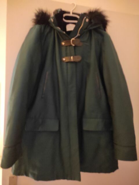 MANTEAU AVEC CAPUCHE VERT MARQUE PROMOD/QUASI NEUF
30 Cachan (94)