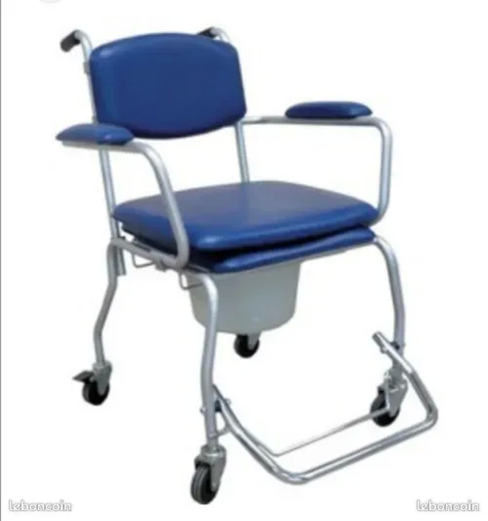 Chaise sur roulette avec pot WC int&eacute;gr&eacute; Meubles