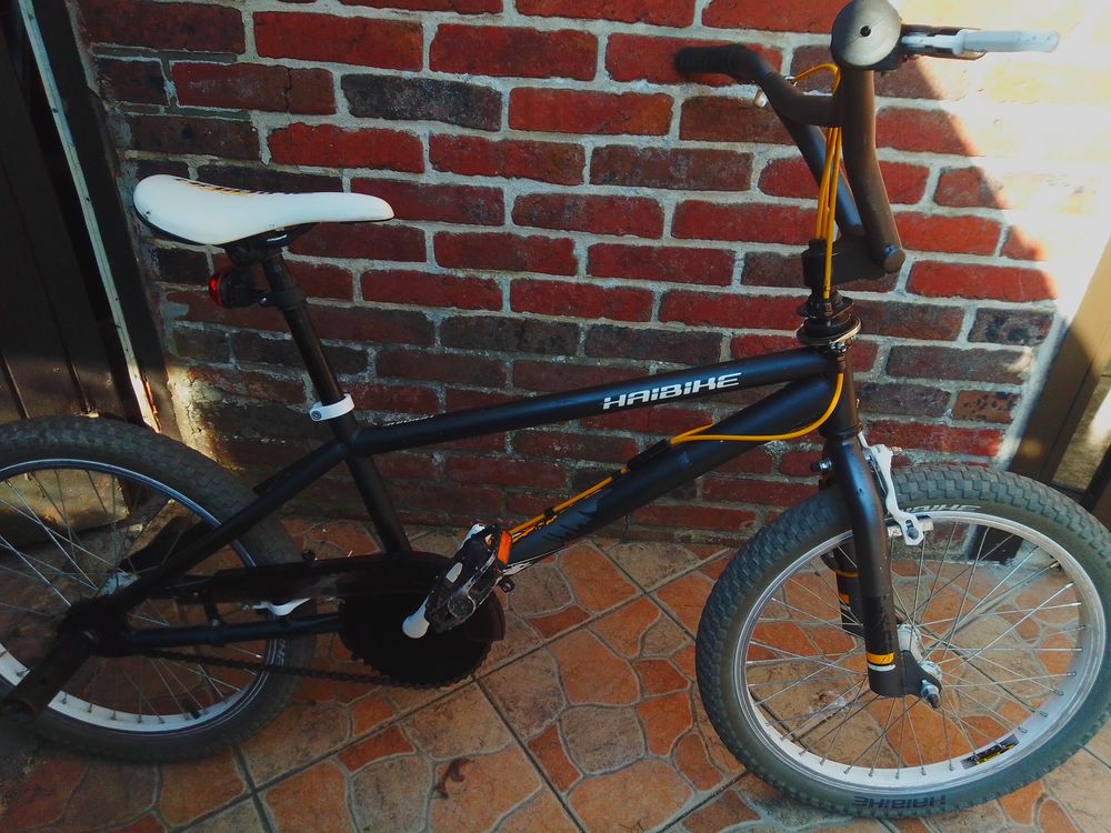 v&eacute;lo BMX noir Vélos
