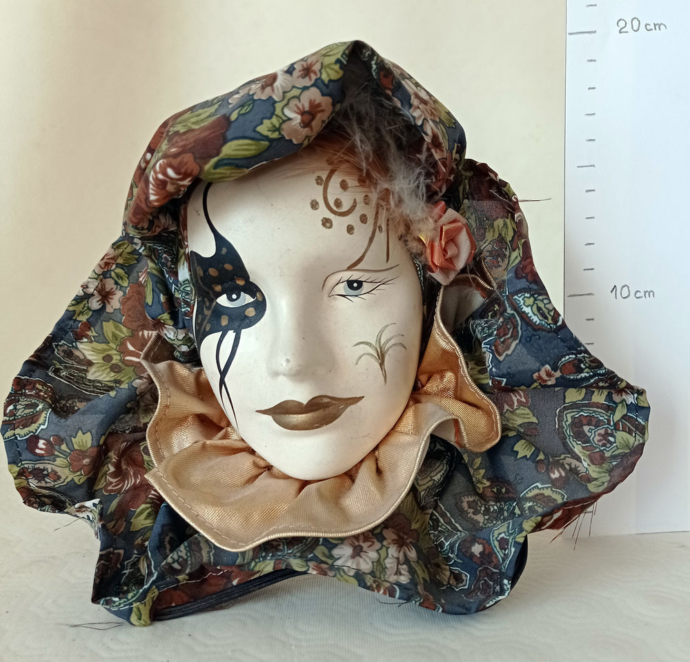 Poup&eacute;e de collection en porcelaine de 20cm 