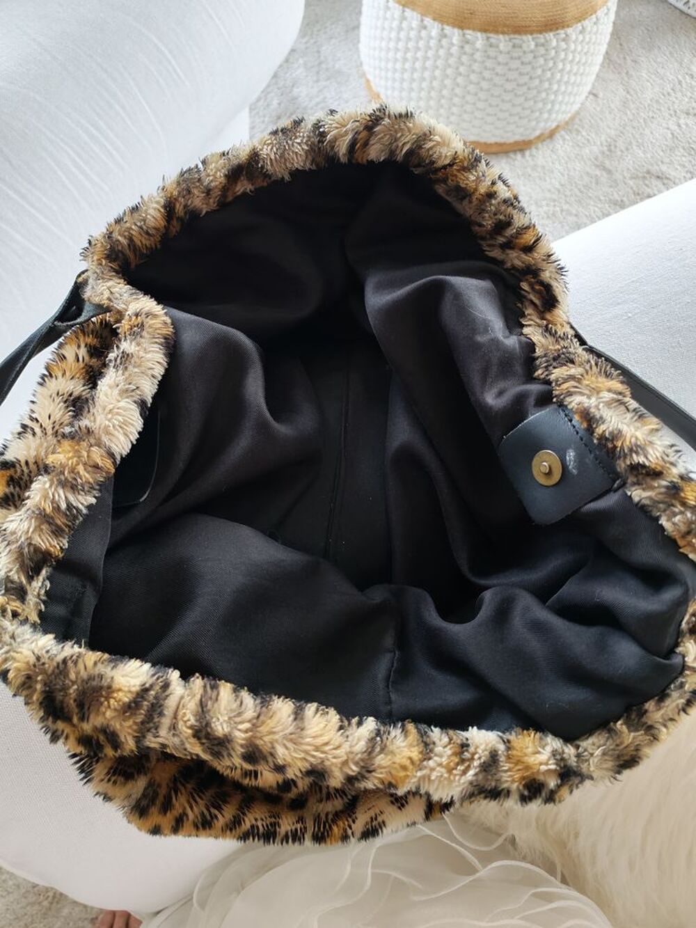 Sac besace femme fausse fourrure imprim&eacute; leopard Maroquinerie