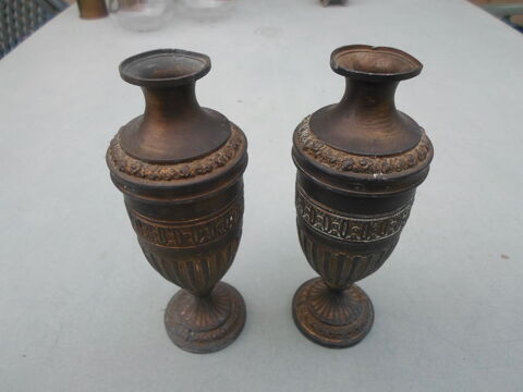 2 bougeoirs en laiton. 10 Goincourt (60)