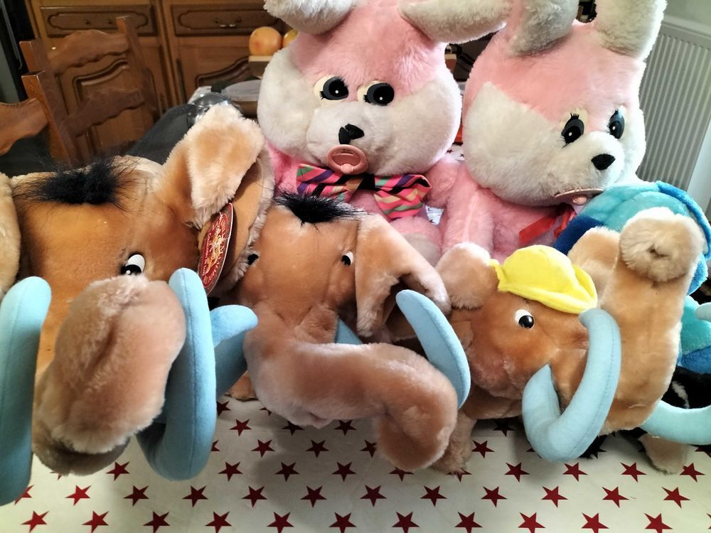 Lot de diff&eacute;rentes peluches. 