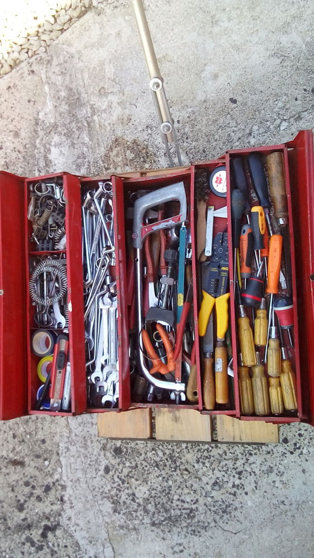 une caisse a outils remplie d'outils divers ; en bon &eacute;tat . Bricolage