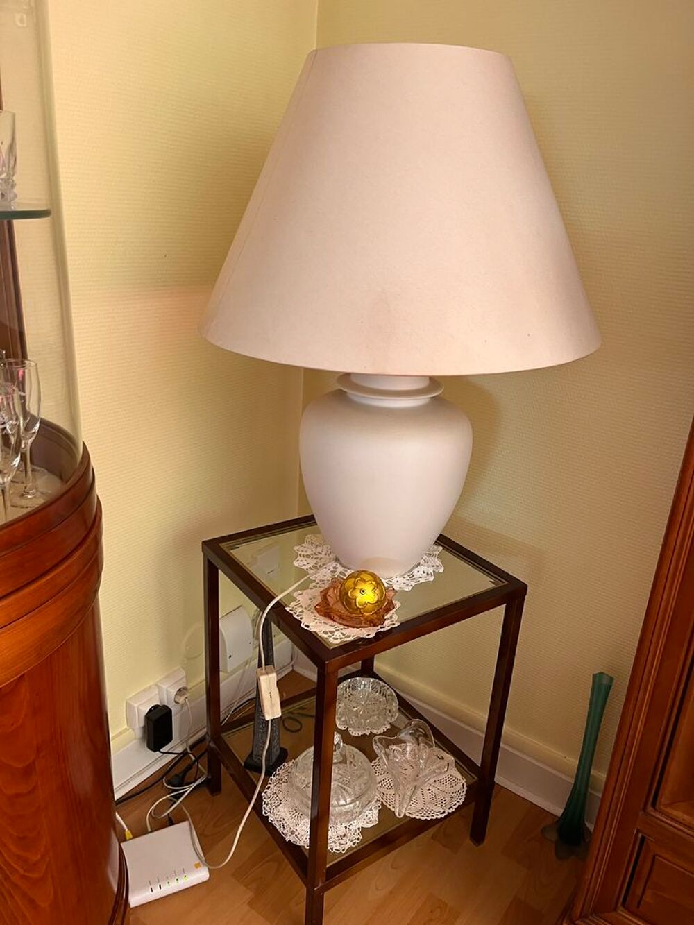 LAMPE BLANCHE AVEC PETITE TABLE EN VERRE Décoration