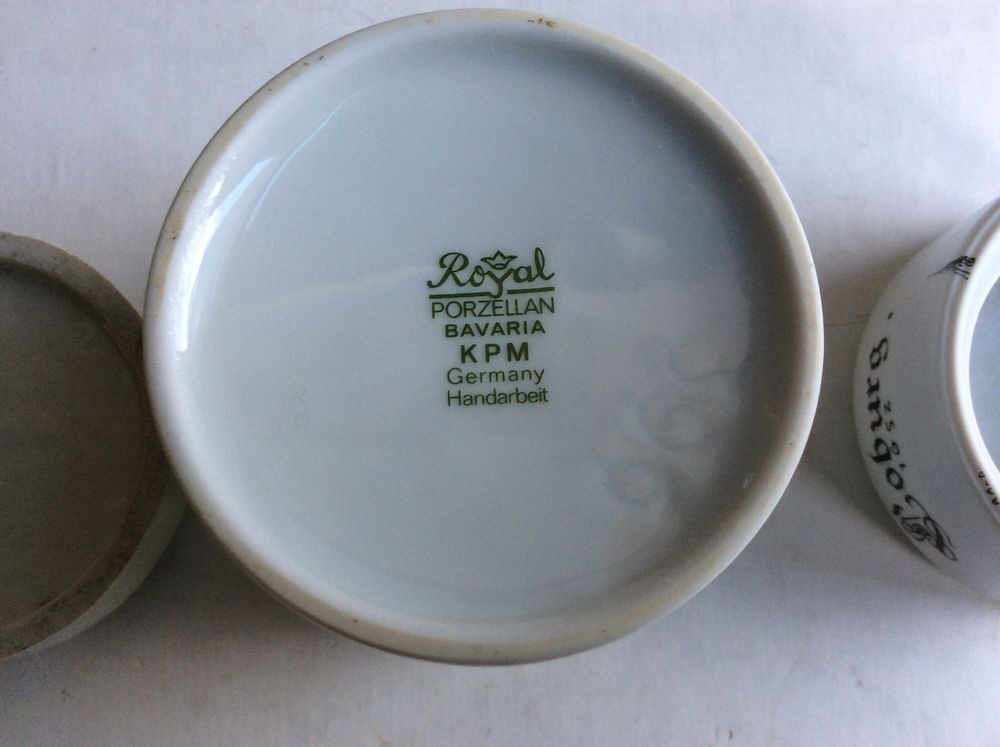 Pots ronds couverts pour poudre ou cr&egrave;me porcelaine Décoration