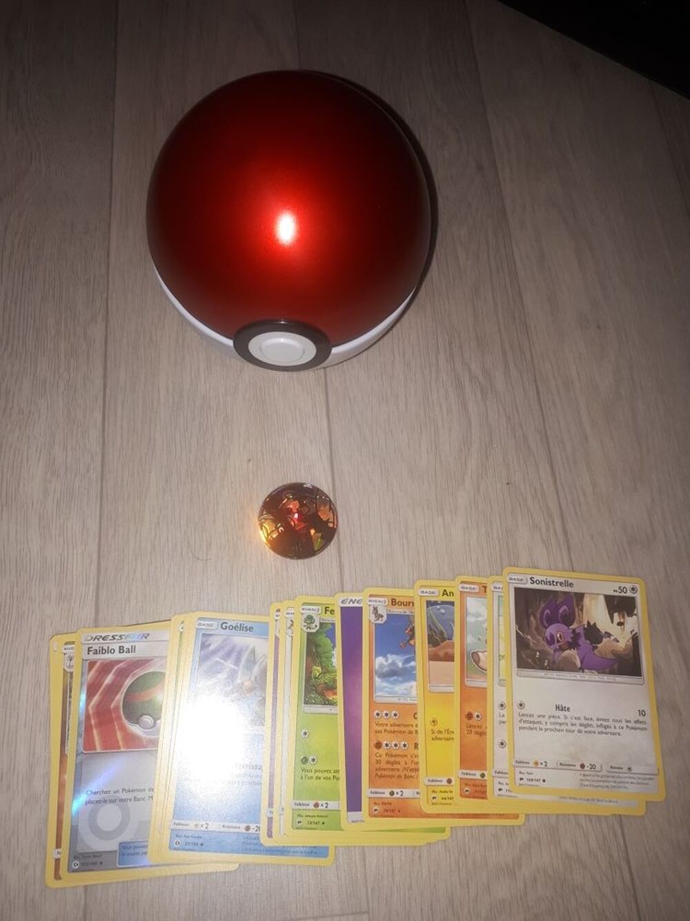 Boite m&eacute;tallique Pokemon 22 cartes gratuites 1 jeton pikachu Jeux / jouets