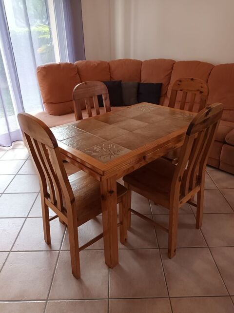 Ensemble : Table Cuisine + 4 chaises en pin massif : 150 �
150 Le Versoud (38)