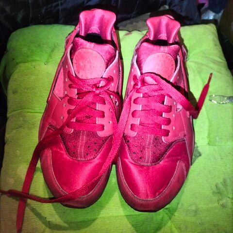 Basket Nike air Huarache rouge pointure 39 tr�s bon �tat 27 Cachan (94)