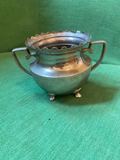 Pot avec quatre pieds Menton (06)