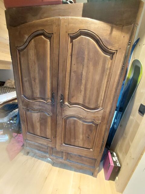 Armoire ancienne 
H 1.84
L 1.10
Profondeur 56 Chamonix-Mont-Blanc (74)