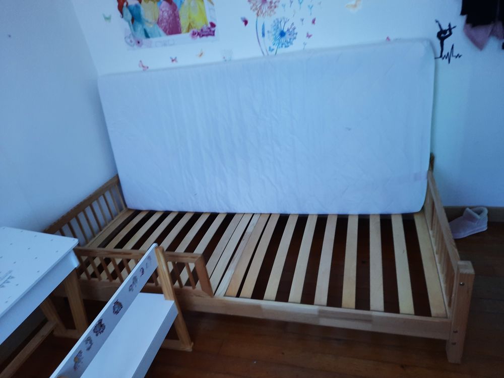 Bureau enfant avec chaise et coffre de rangement d&eacute;cor&eacute;s Mobilier enfants