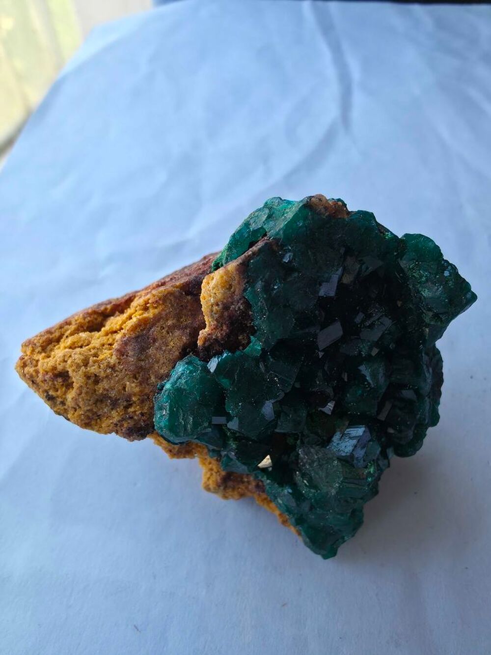 V&eacute;ritable Dioptase sur Gangue Ocre-Min&eacute;ral de Collection Katanga 92g 