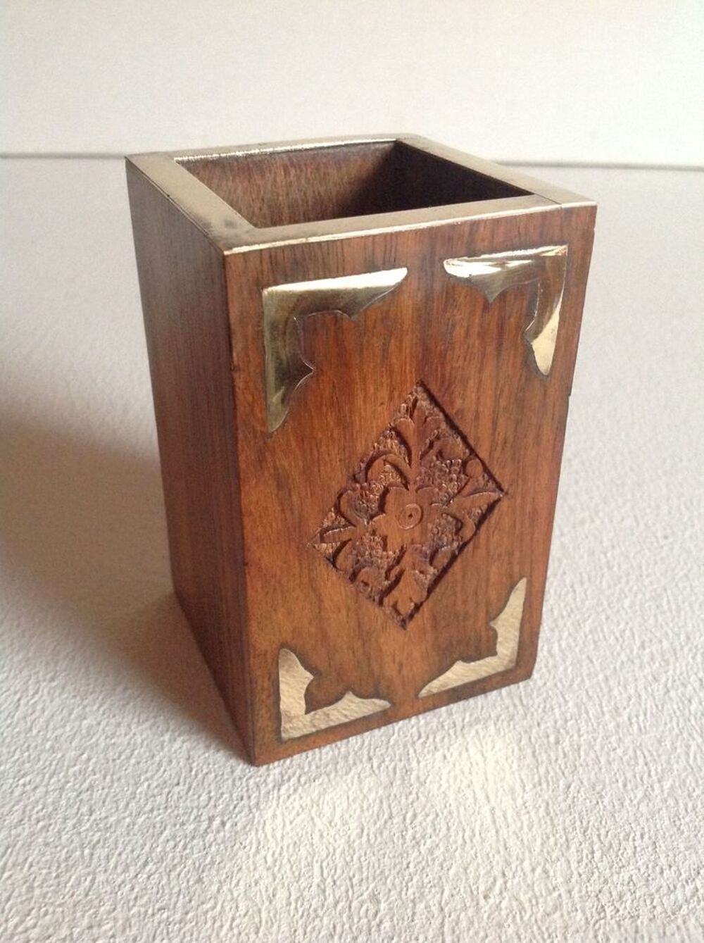 PORTE-CRAYON EN BOIS DE SHEESHAM SCULPT&Eacute; INCRUST&Eacute; DE LAITON Décoration