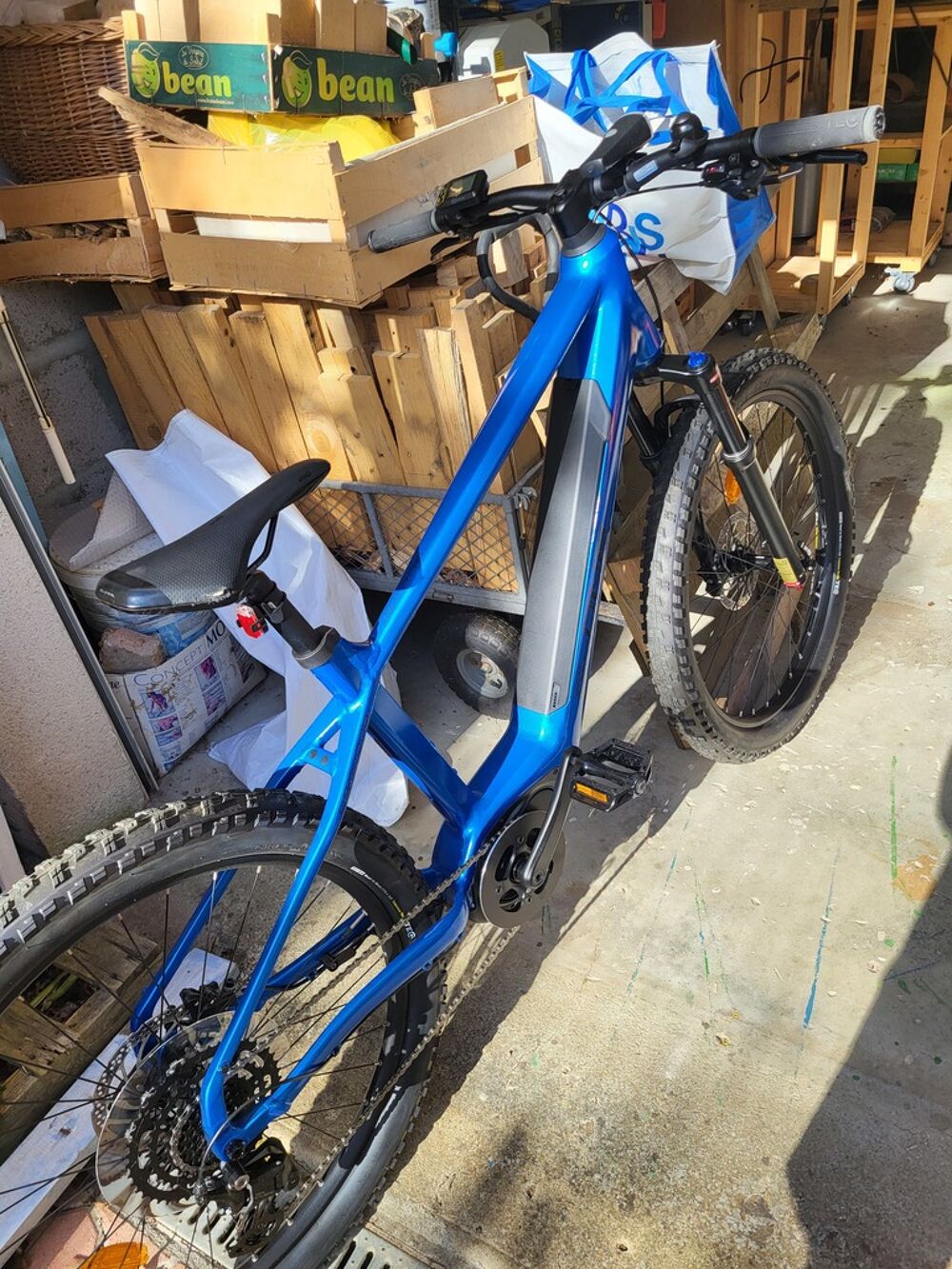 V&eacute;lo VTT bleu tout-terrain assistance &eacute;lectrique &eacute;tat neuf p Vélos