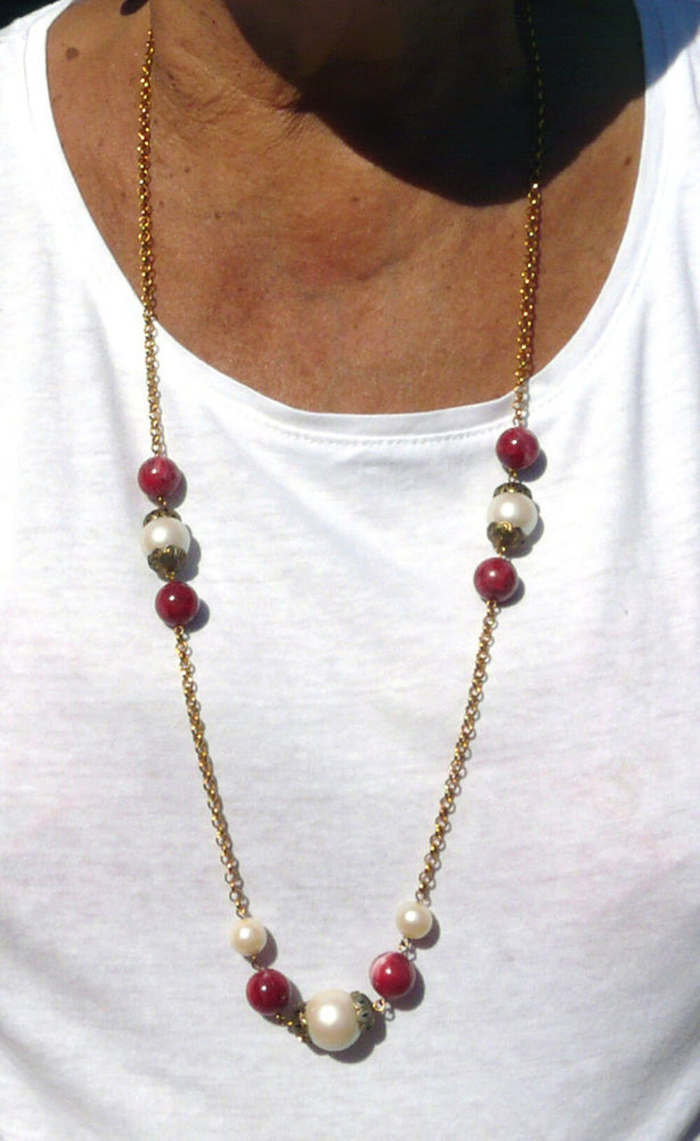 Collier perles couleur nacre et ros&eacute;es cha&icirc;nette dor&eacute;e- 90's Bijoux et montres