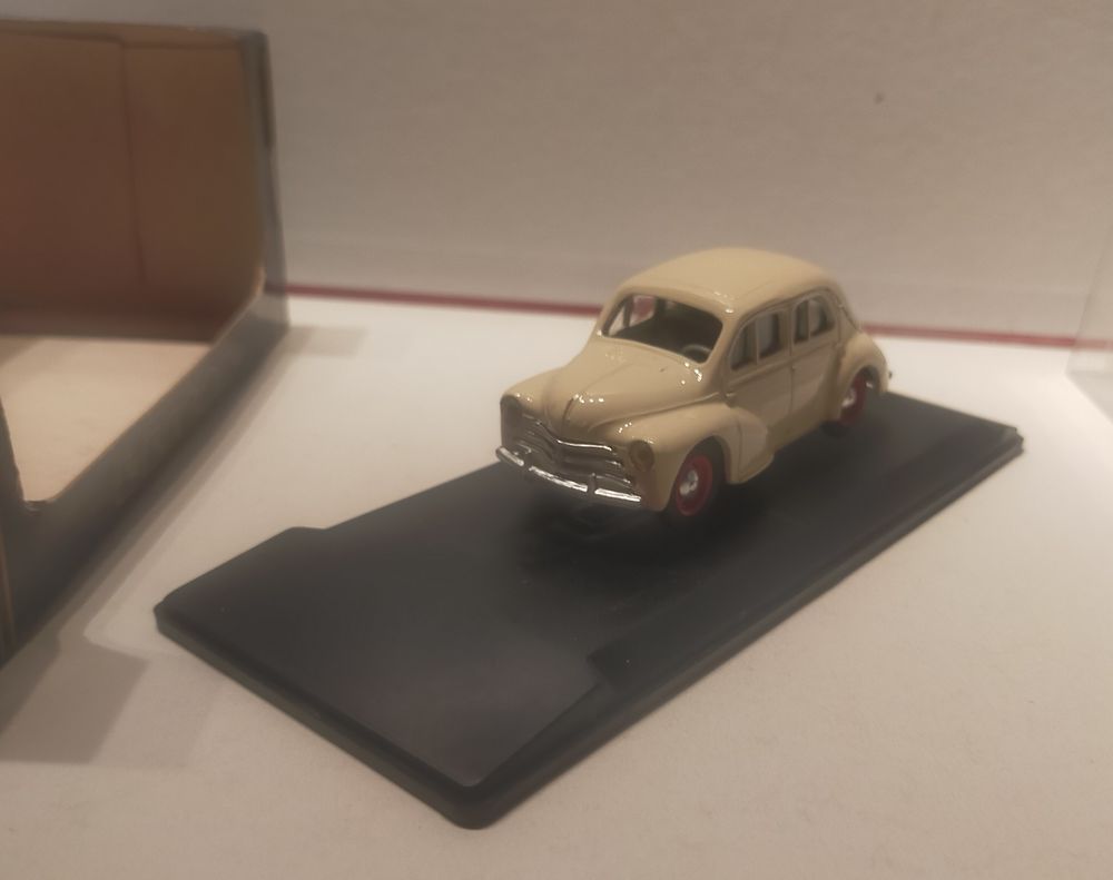 miniature Renault 4CV Berline 1954 au 1/43e
Jeux / jouets