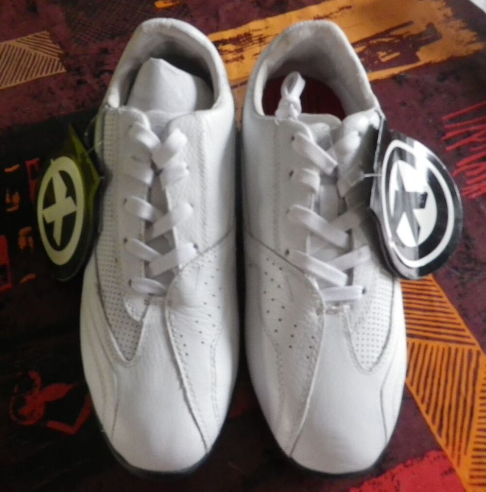 BASKETS BLANCHES DESSIN ARGENTE NEUVES AVEC ETIQUETTE Chaussures