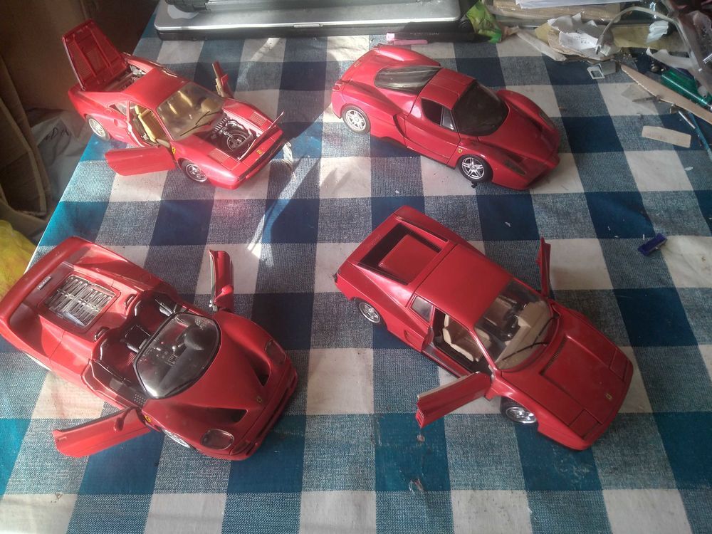 lot de 4 voitures miniatures de collection Ferrari, &eacute;chelle 1/18 