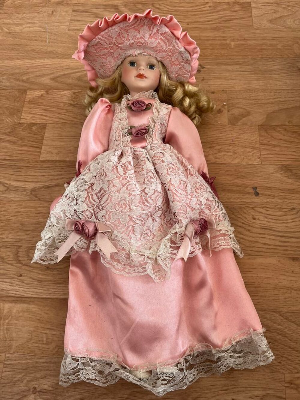 Poup&eacute;e en porcelaine 
