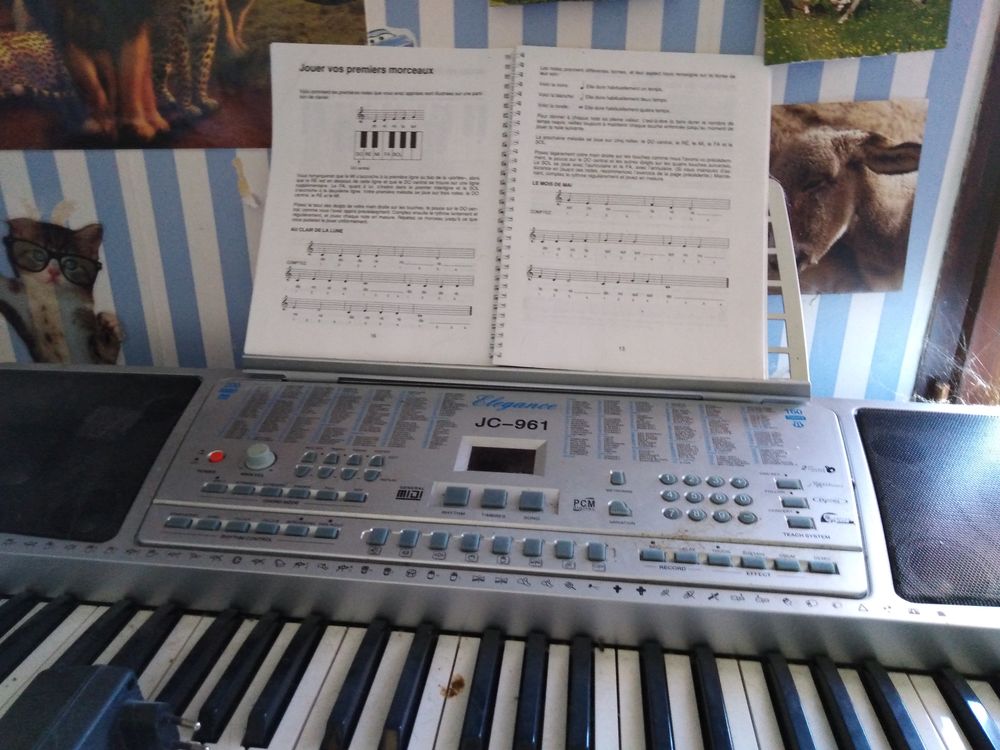Synth&eacute;tiseur complet avec pied. Instruments de musique