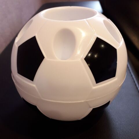 Pot de crayon stylo forme ballon de foot comme neuf poser en Saint-Menges (08)