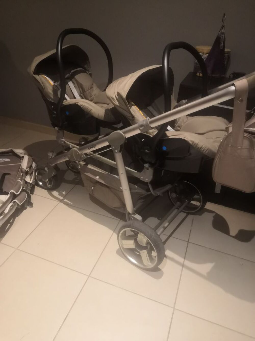 poussette double ainsi que 2 cosy plus c est accessoire Puériculture