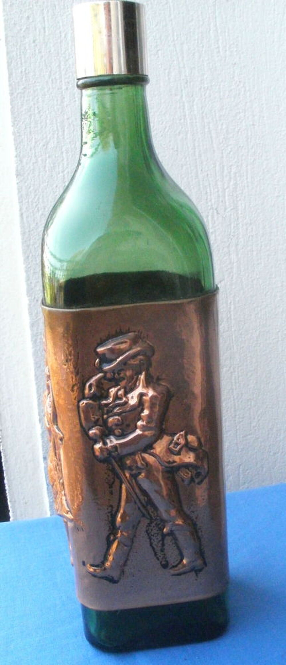Bouteille en verre vide, ext&eacute;rieur en cuivre repouss&eacute; Décoration