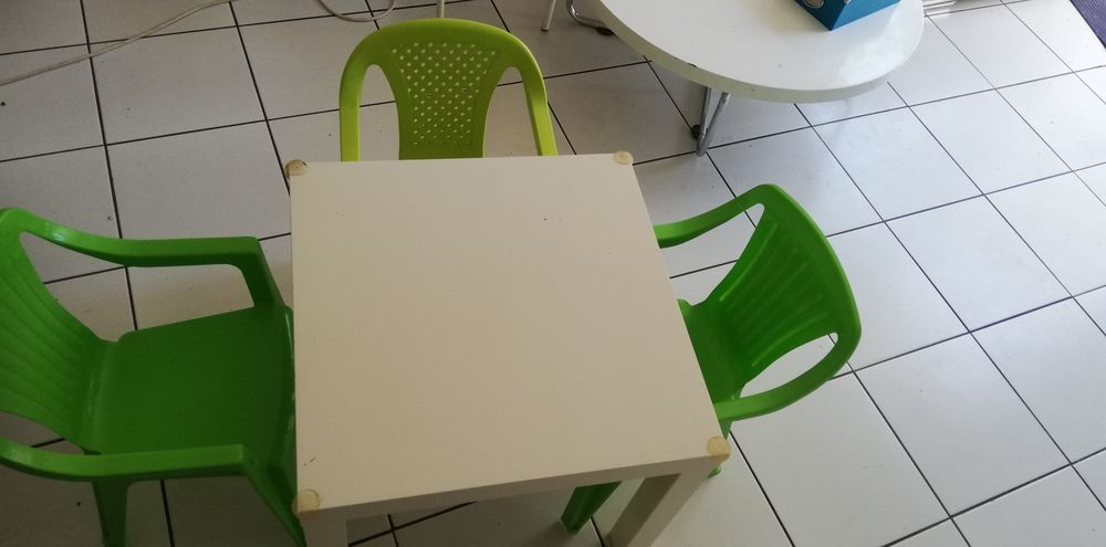 Table Enfant et 3 chaises Mobilier enfants