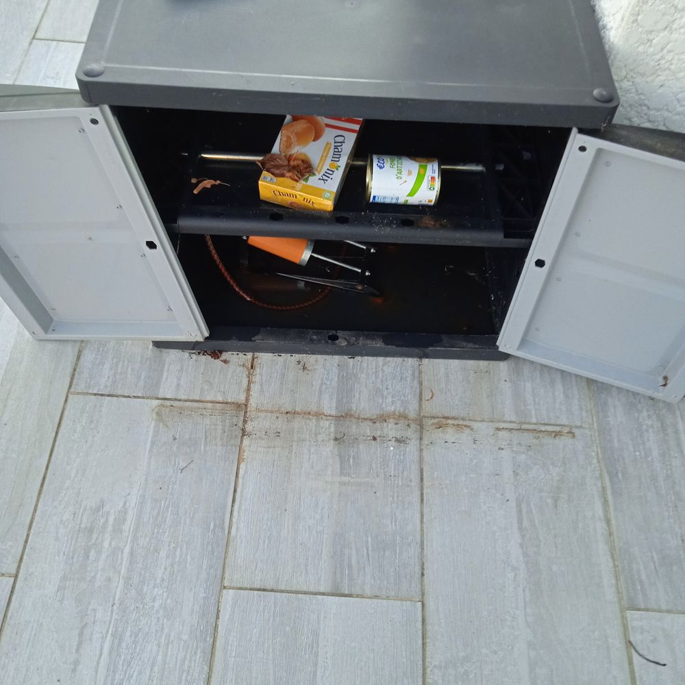 Meuble de rangement en PVC en bon &eacute;tat de fonctionnement. 64 Meubles