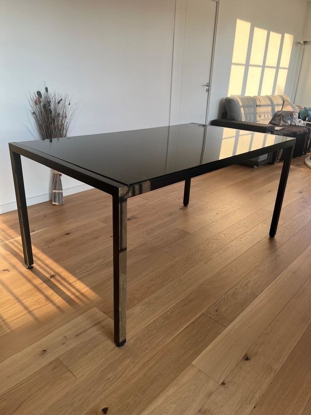 Table &agrave; manger vitr&eacute;e noir en bon &eacute;tat Meubles