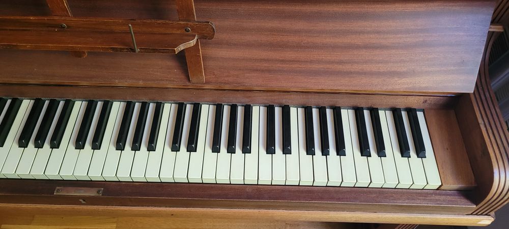 Piano droit Instruments de musique
