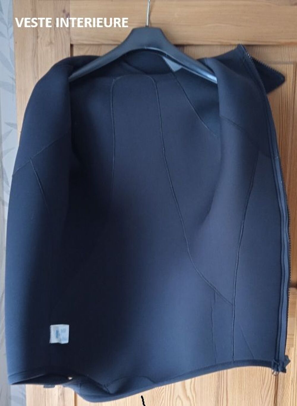 Tenue de plong&eacute;e 2 pi&egrave;ces veste zipp&eacute;e. 
Sports