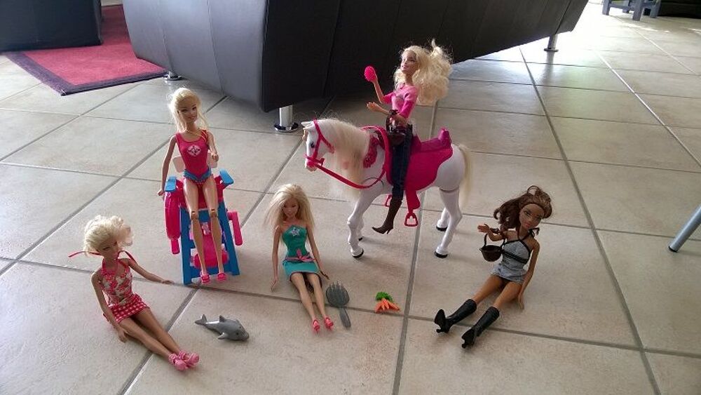 Lot de poup&eacute;es Barbies + cheval Jeux / jouets