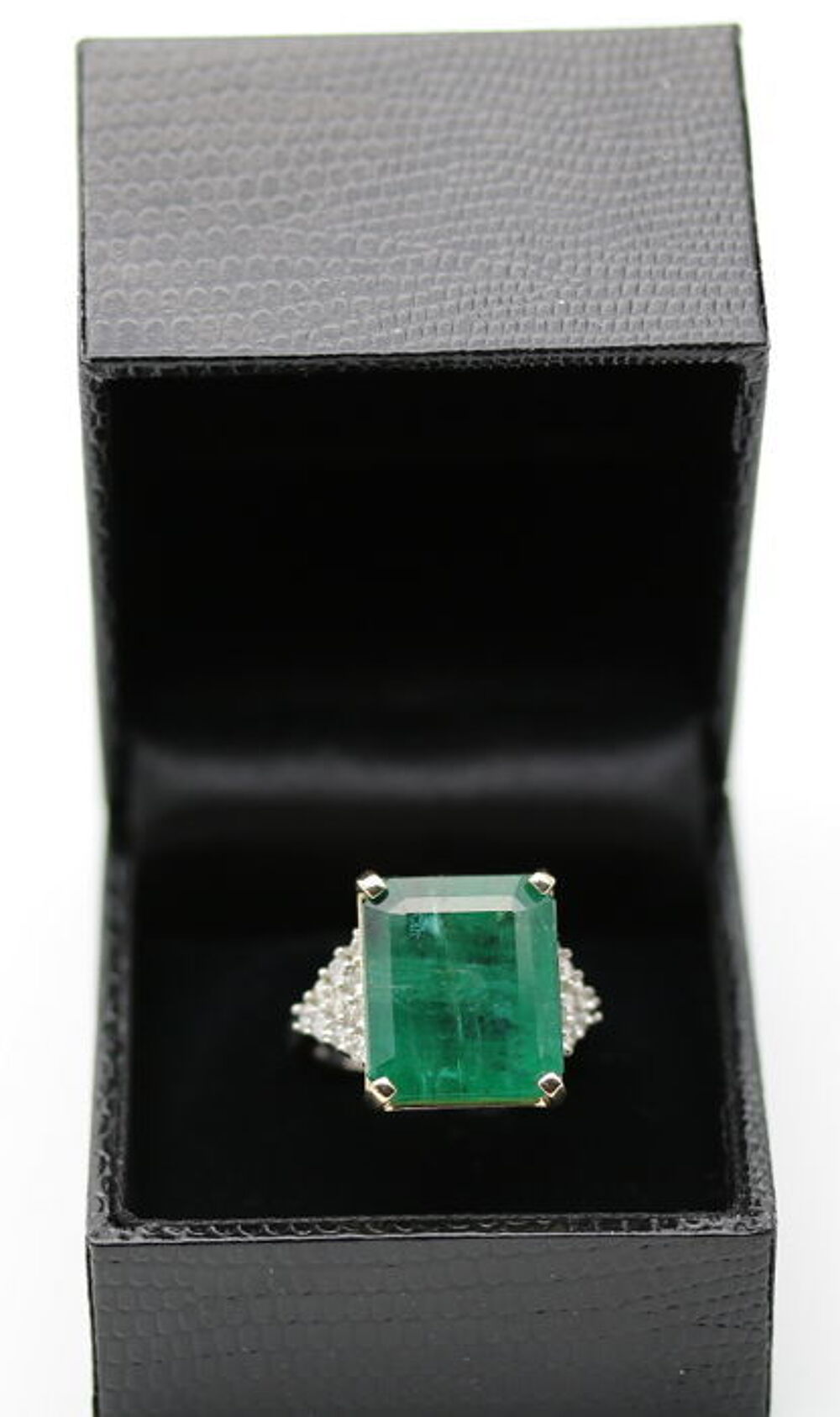 BAGUE EMERAUDE et DIAMANTS Bijoux et montres