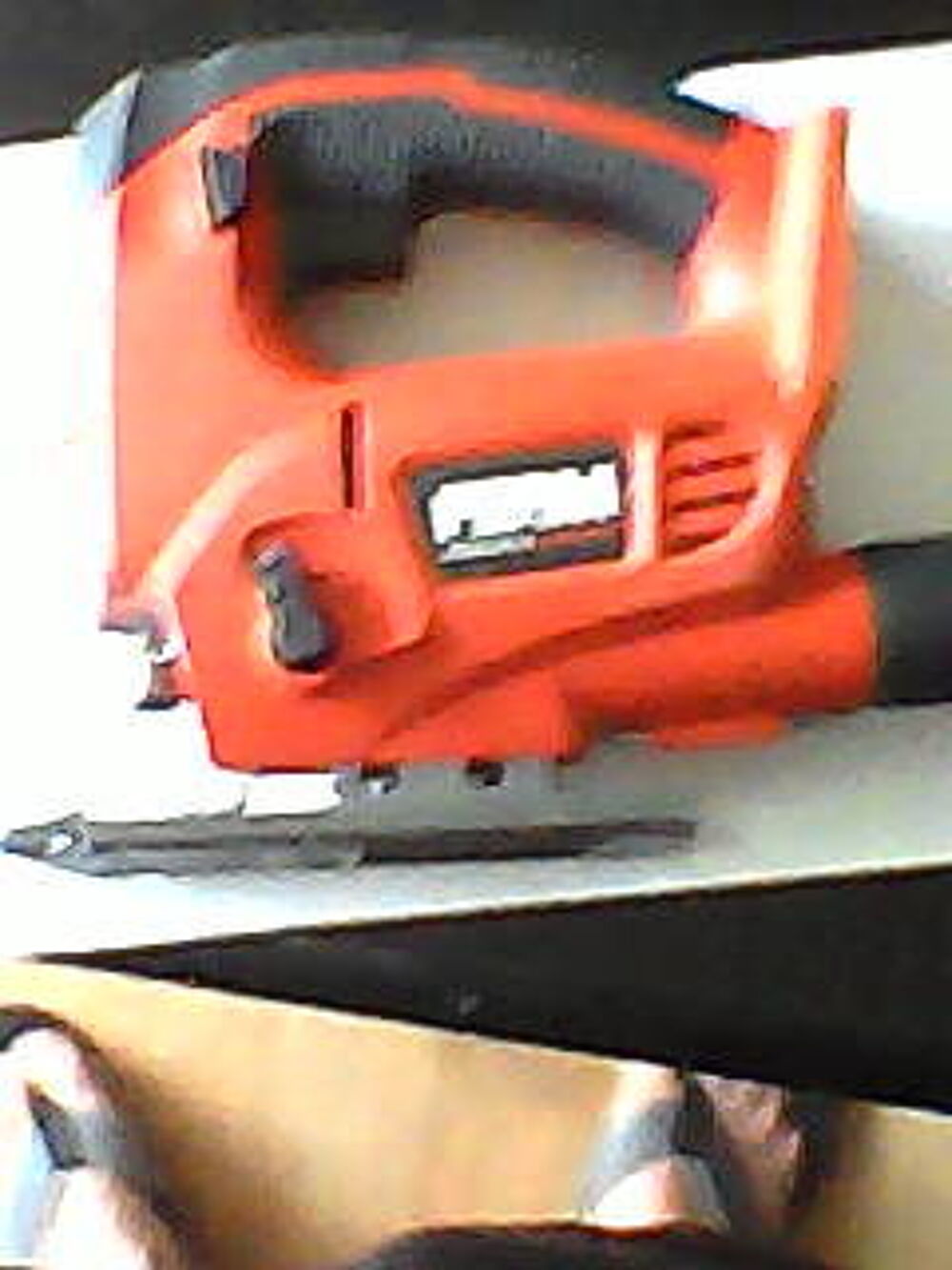 Scie sauteuse &eacute;lectrique rouge Bricolage