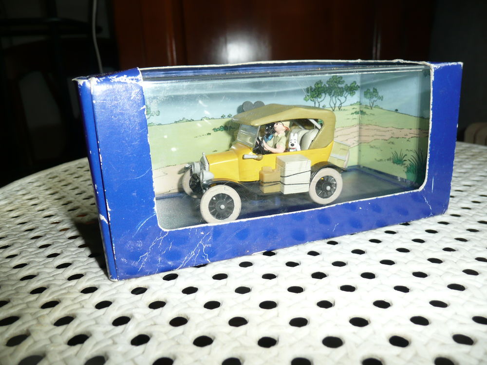 Voiture dans sa boite Tintin au Congo
