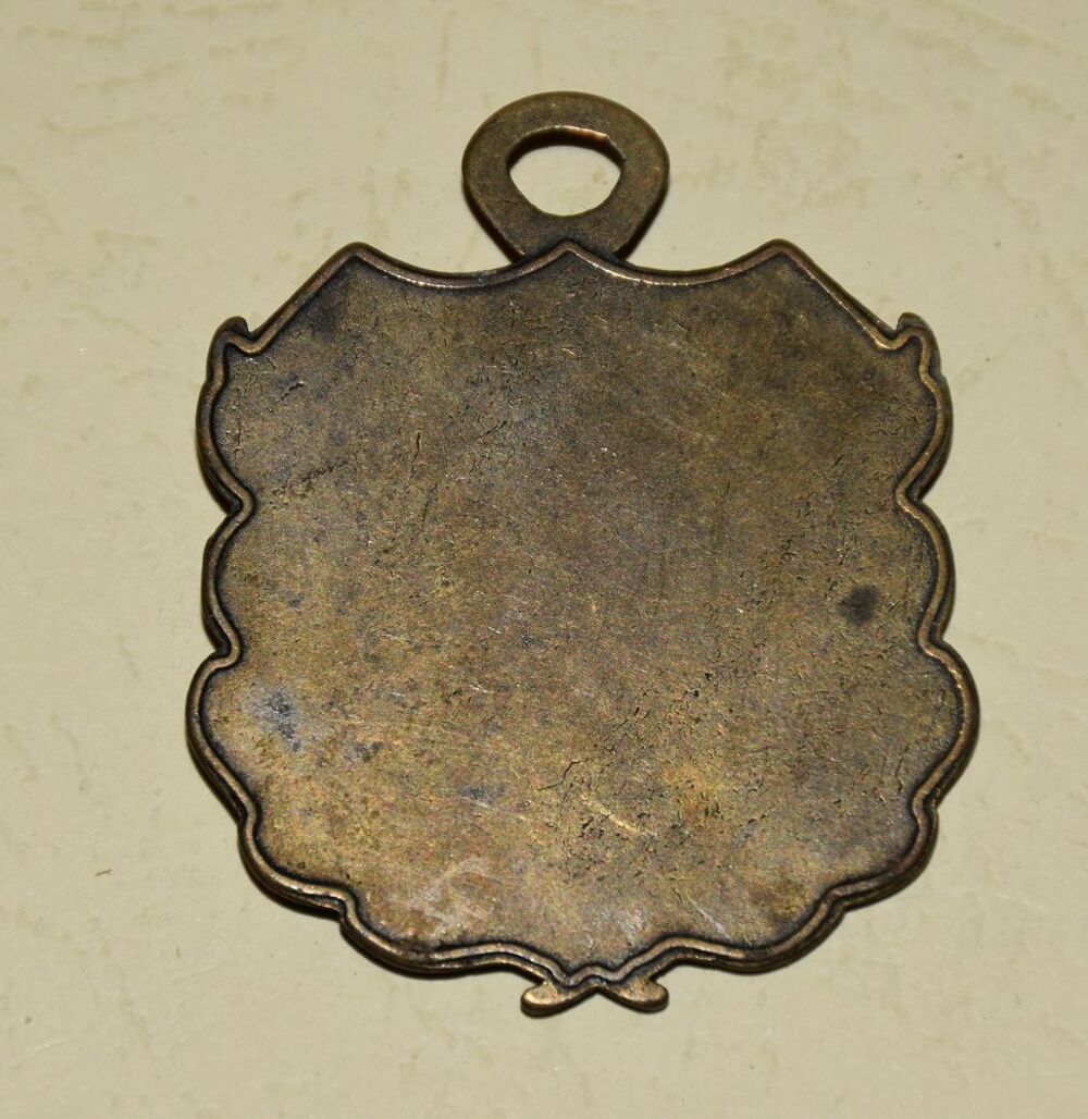 M&eacute;daille ancienne Type Victoire de Samothrace. 