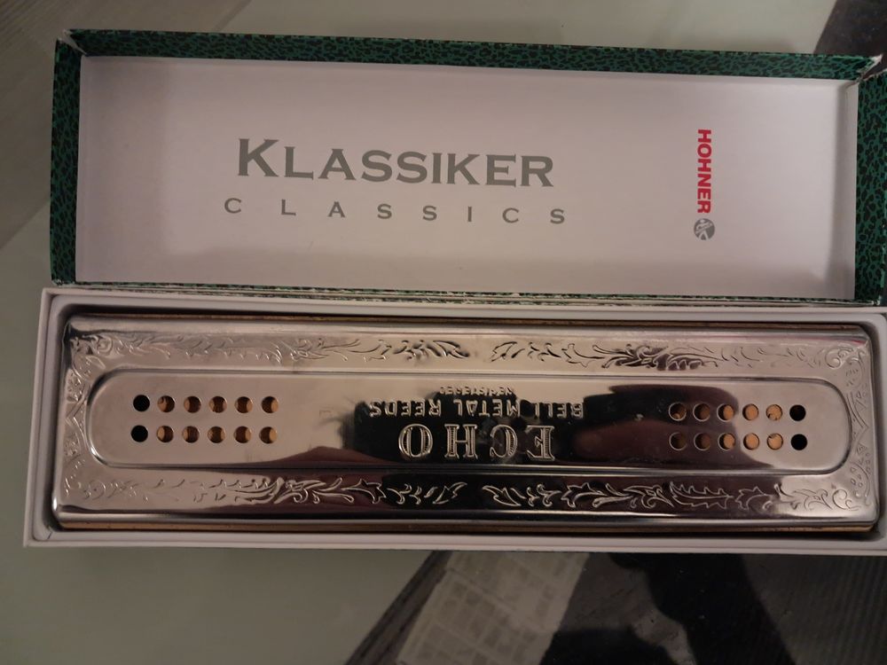 A saisir 2 harmonicats de marque Instruments de musique