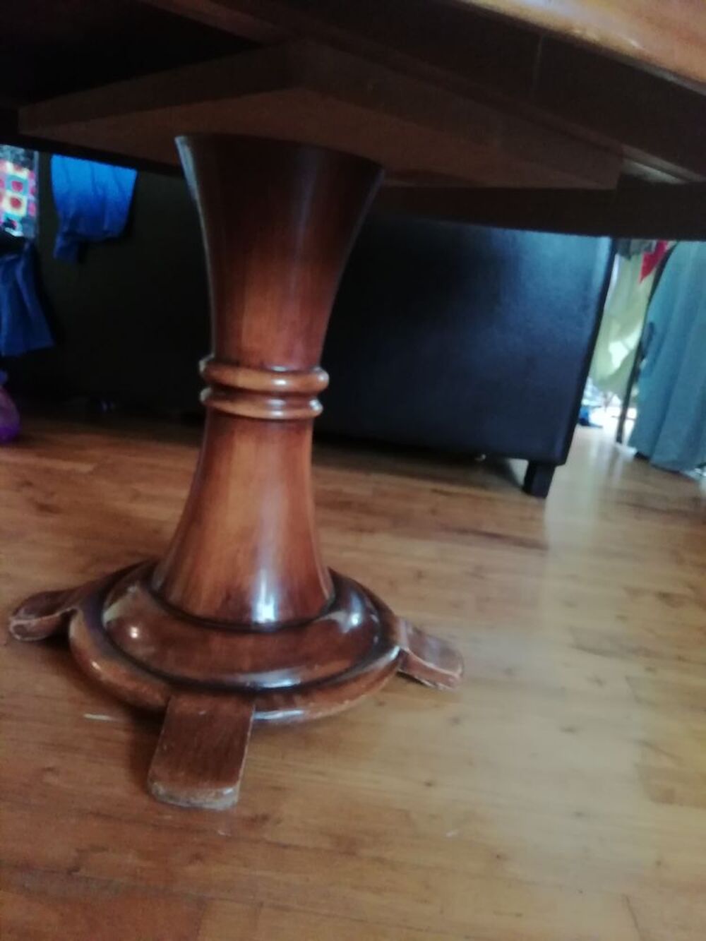 Table ovale en merisier pied central. Meubles
