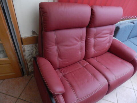 canap� fixe 2 places cuir rouge ossature bois 300 Raffetot (76)