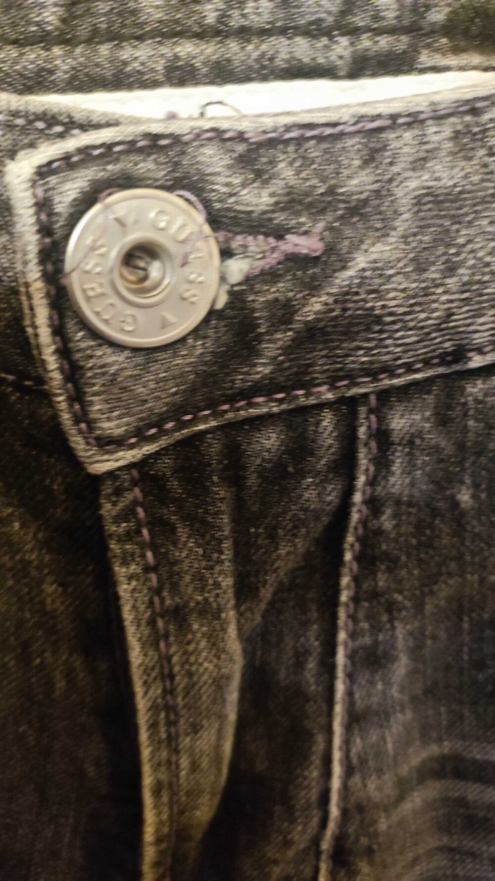 Jean vintage en tr&egrave;s bon &eacute;tat. GUESS taille 36 US. Vêtements