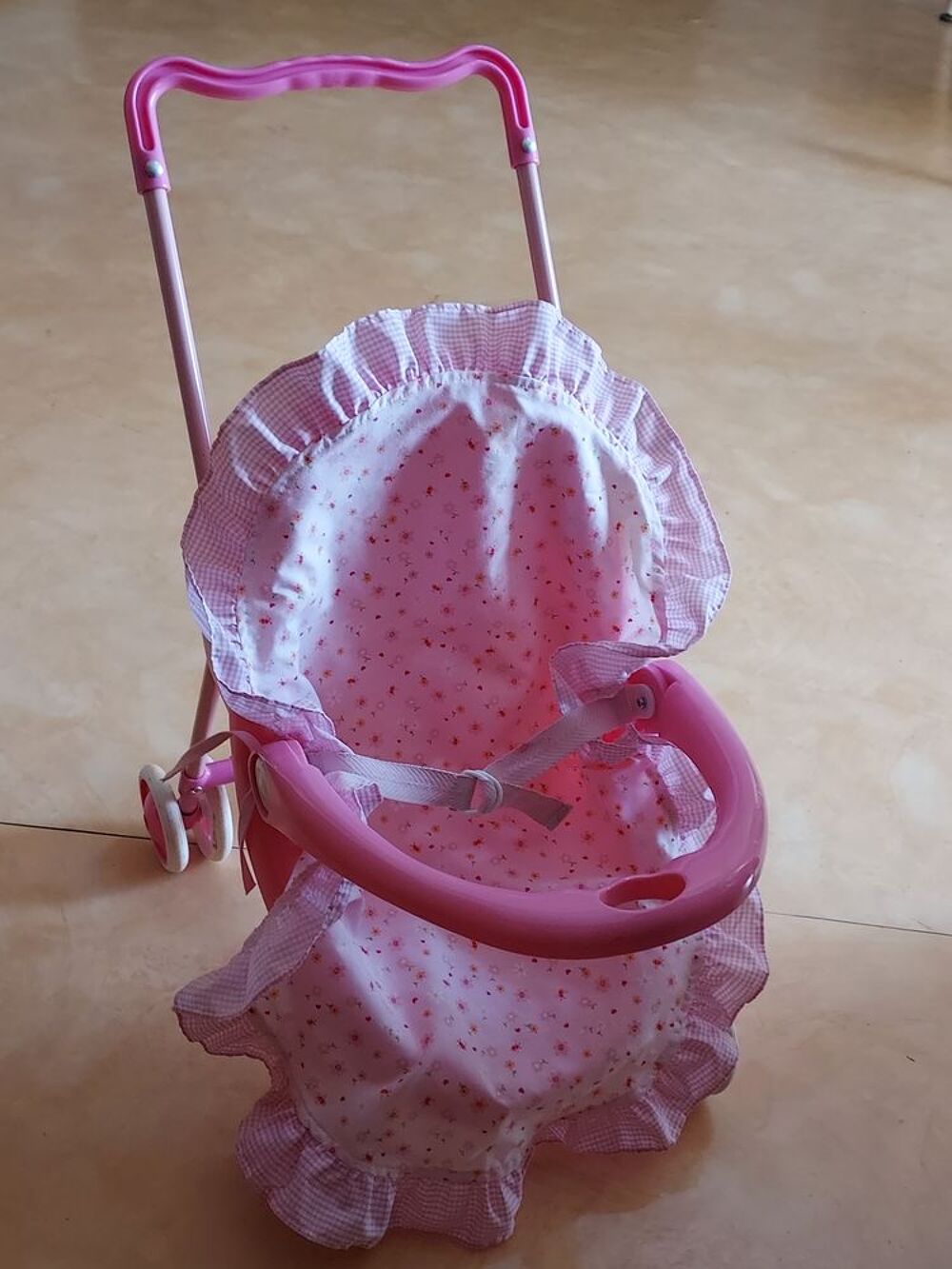 Poussette poup&eacute;e couleur dominante rose Jeux / jouets