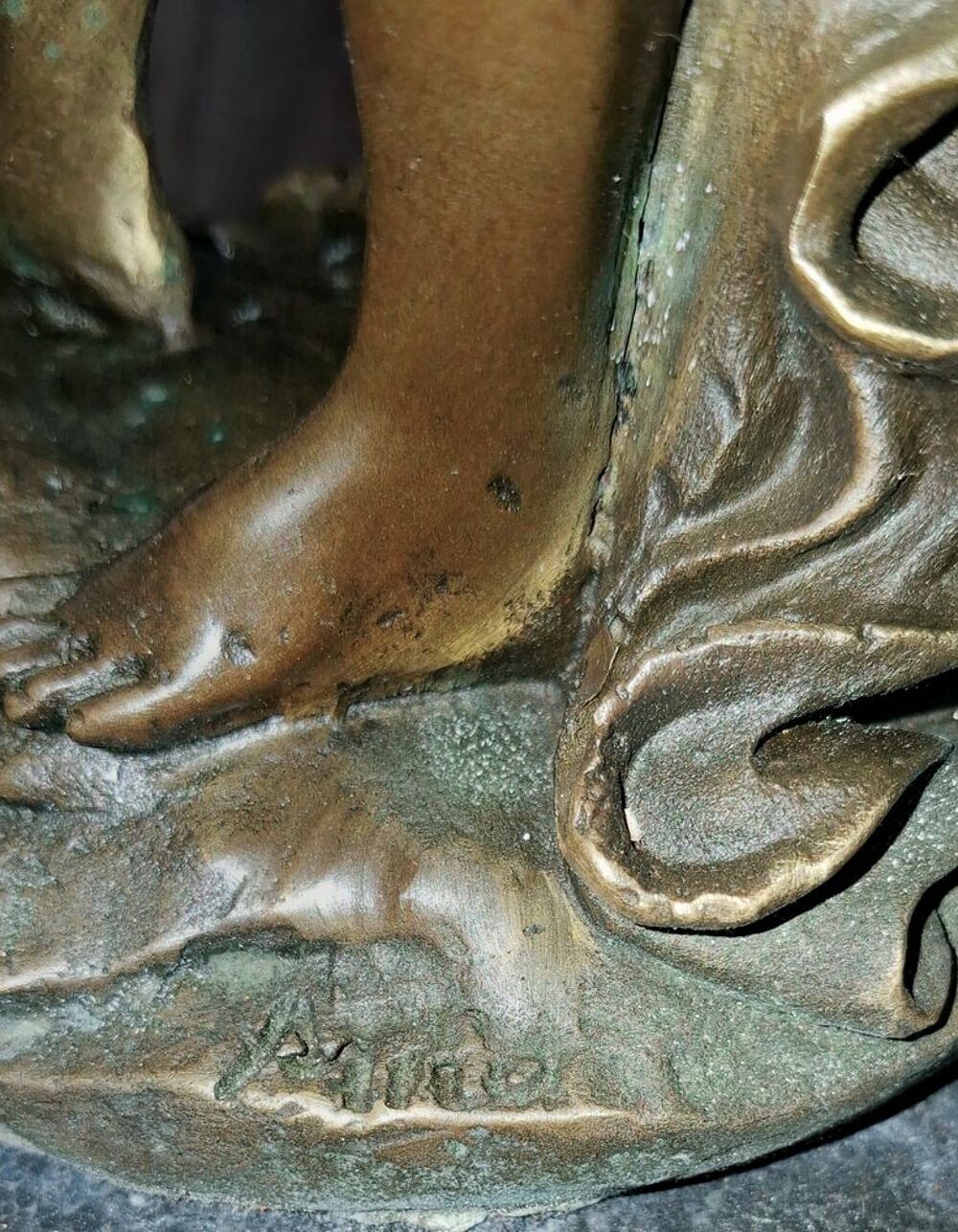 Statue en bronze sur socle en marbre noir 