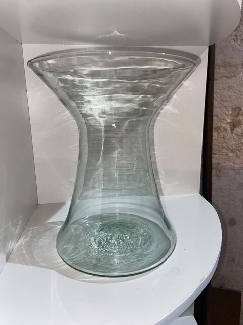 Vase  en verre soufflé avec une subtile teinte verte Saint-Aubin-de-Médoc (33)
