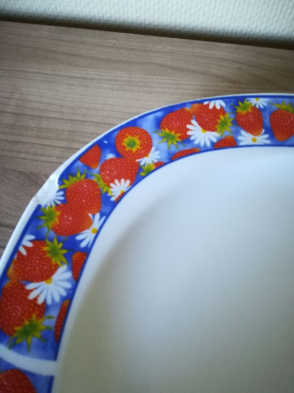 ASSIETTE VINTAGE d&eacute;cor fraises 
Cuisine