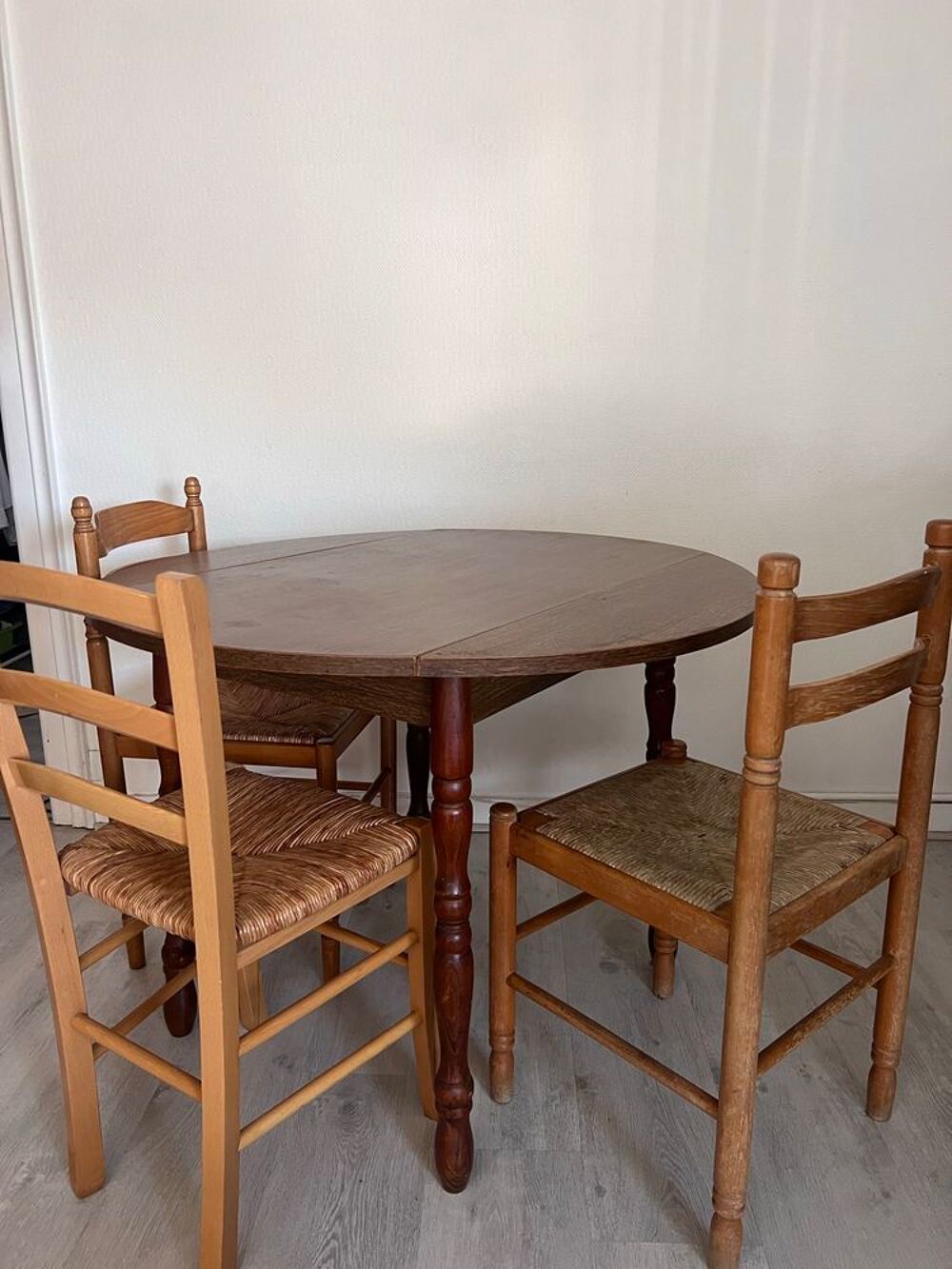 table &agrave; manger et trois chaises (chaises offertes) Meubles