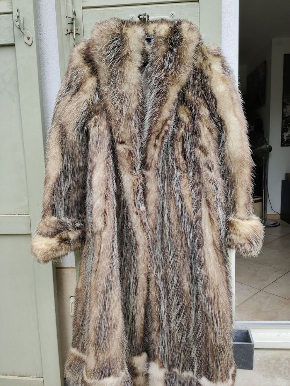 Manteau cr&eacute;ateur en peau d'opossum. Vêtements